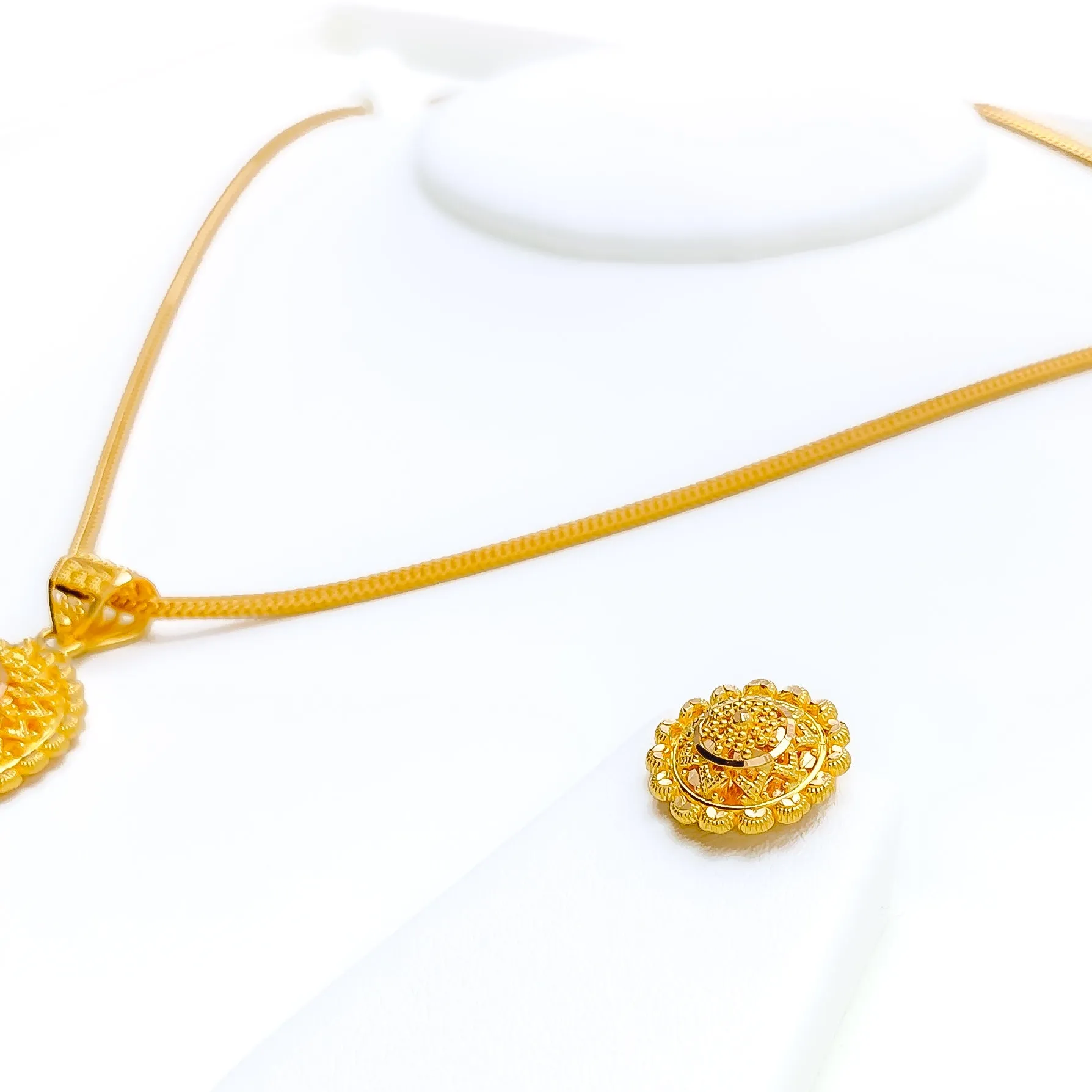 Charming Polished 22k Gold Pendant Set