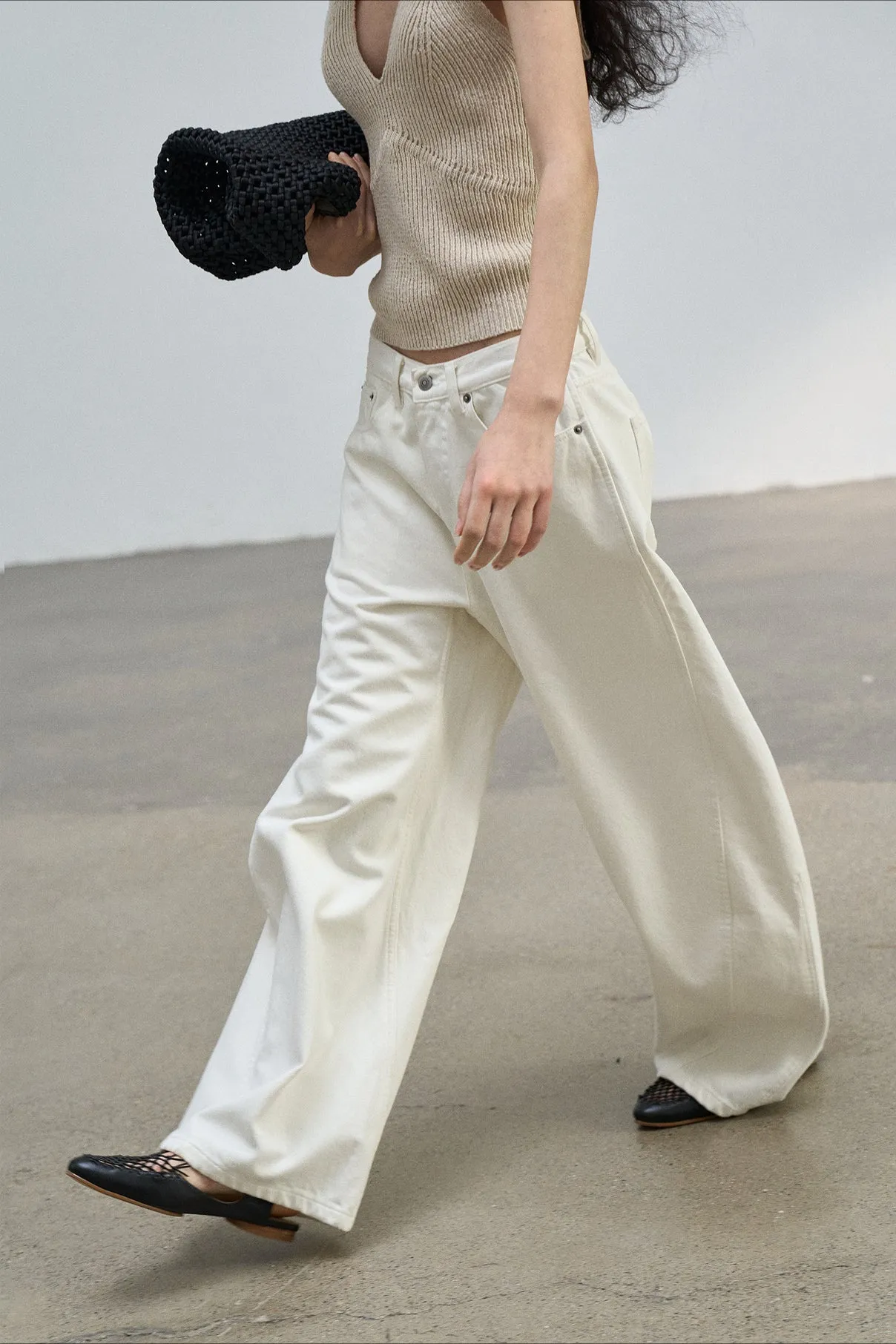 Cotton blend arc-shape relaxed fit jean