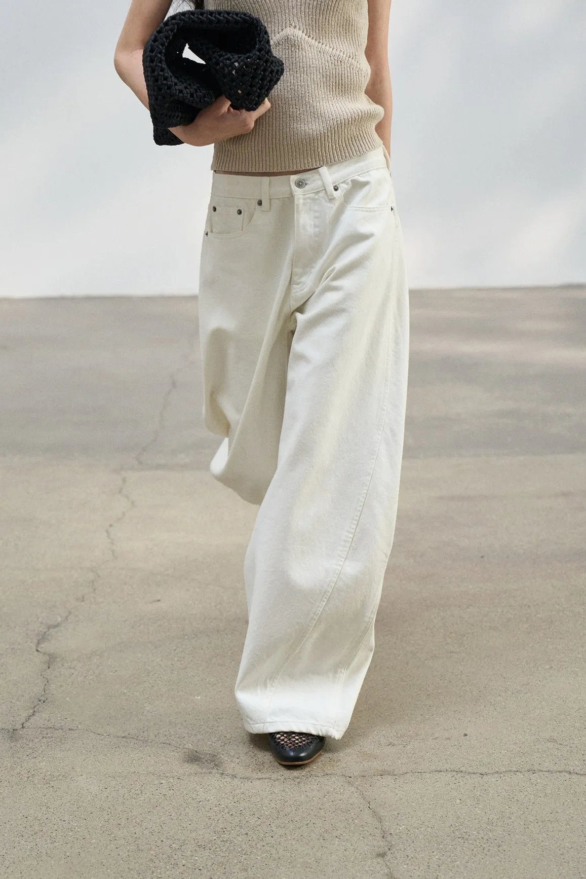 Cotton blend arc-shape relaxed fit jean