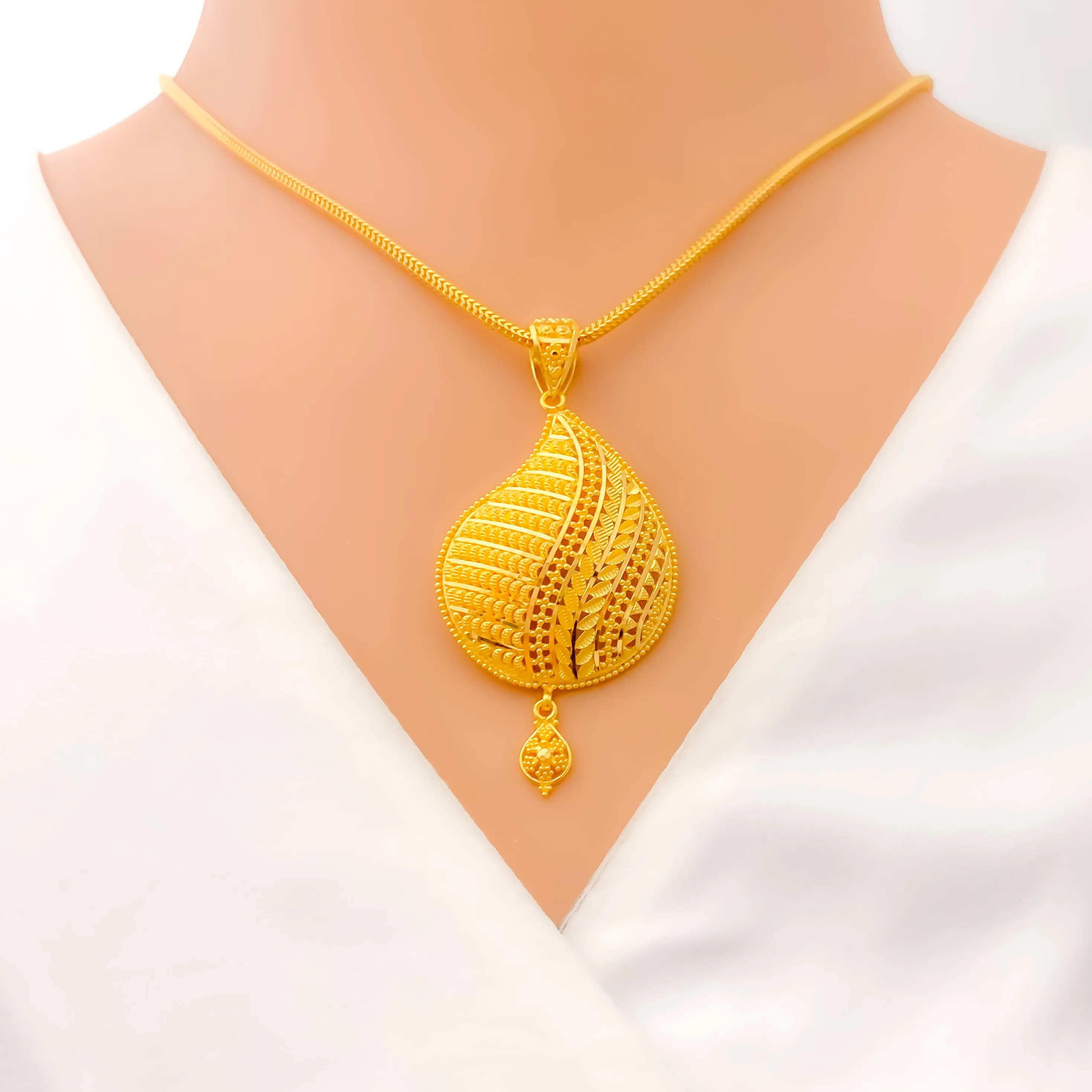 Elegant Paisley Leaf 22k Gold Pendant Set