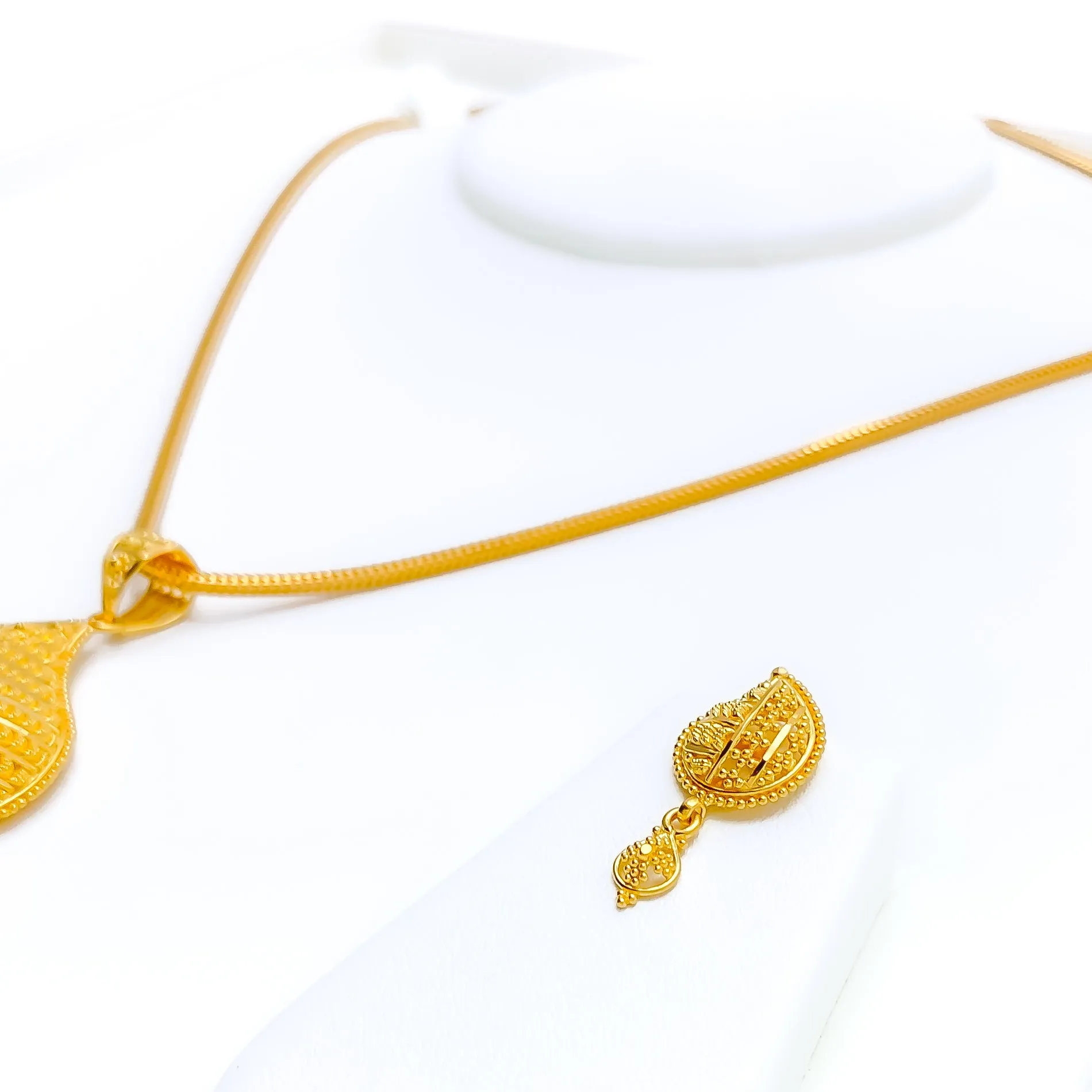 Elegant Paisley Leaf 22k Gold Pendant Set
