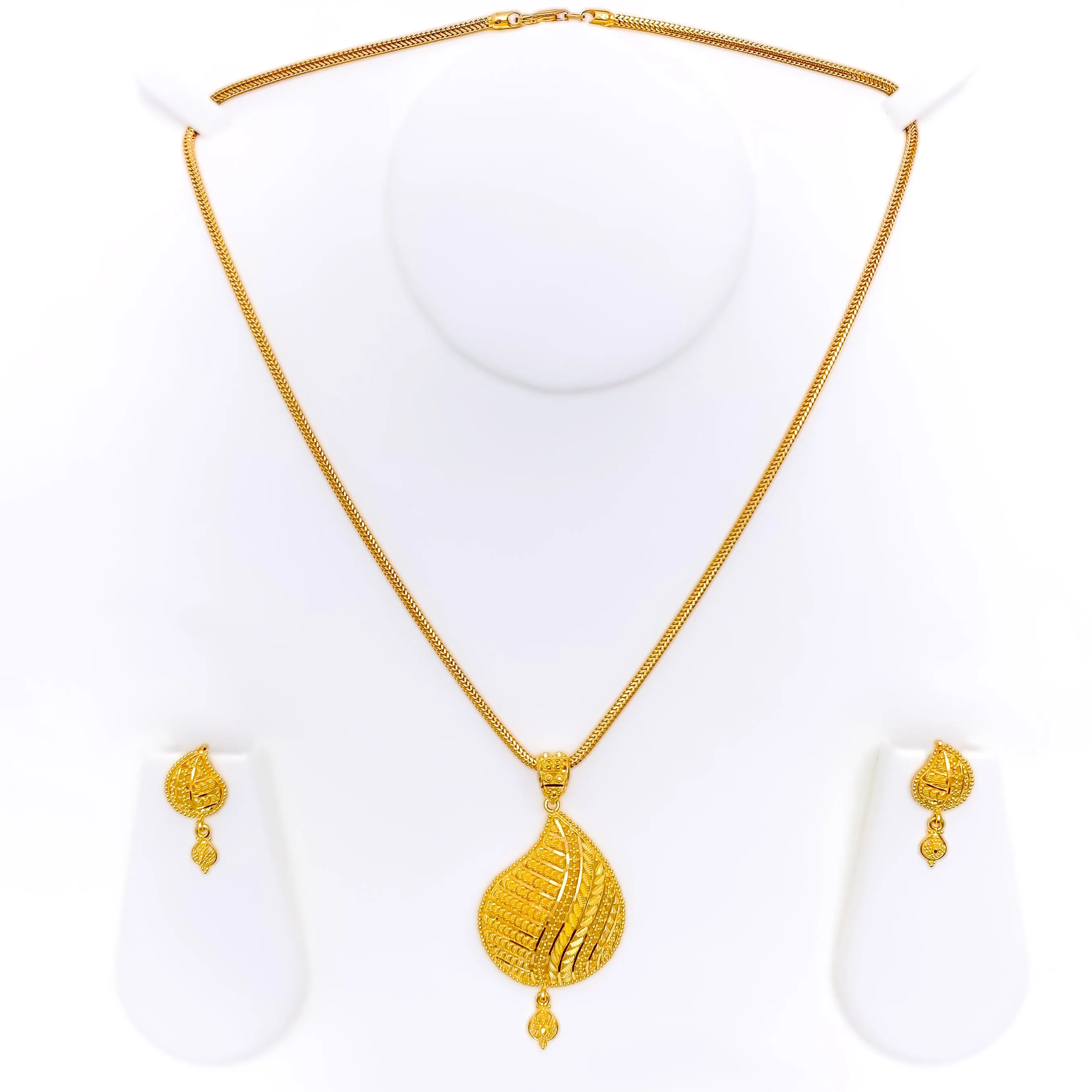 Elegant Paisley Leaf 22k Gold Pendant Set