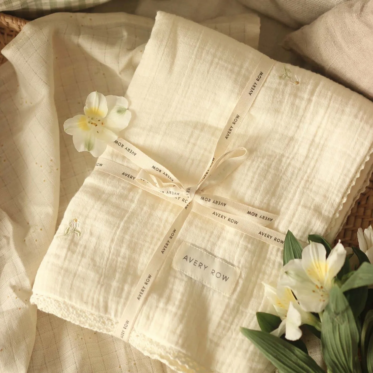 Embroidered Muslin Blanket (Wild Chamomile)