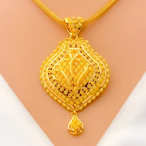 Graceful Floral Checkered 22k Gold Pendant Set