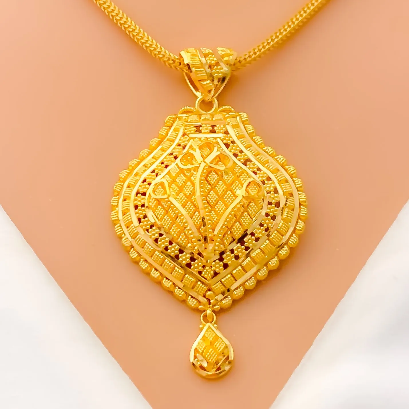 Graceful Floral Checkered 22k Gold Pendant Set