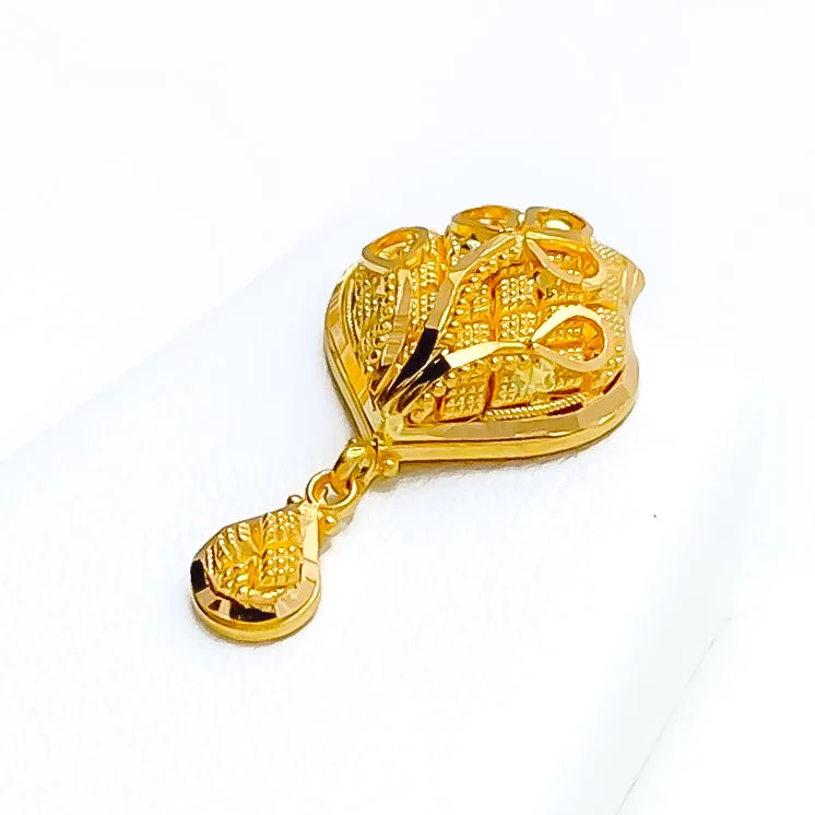 Graceful Floral Checkered 22k Gold Pendant Set