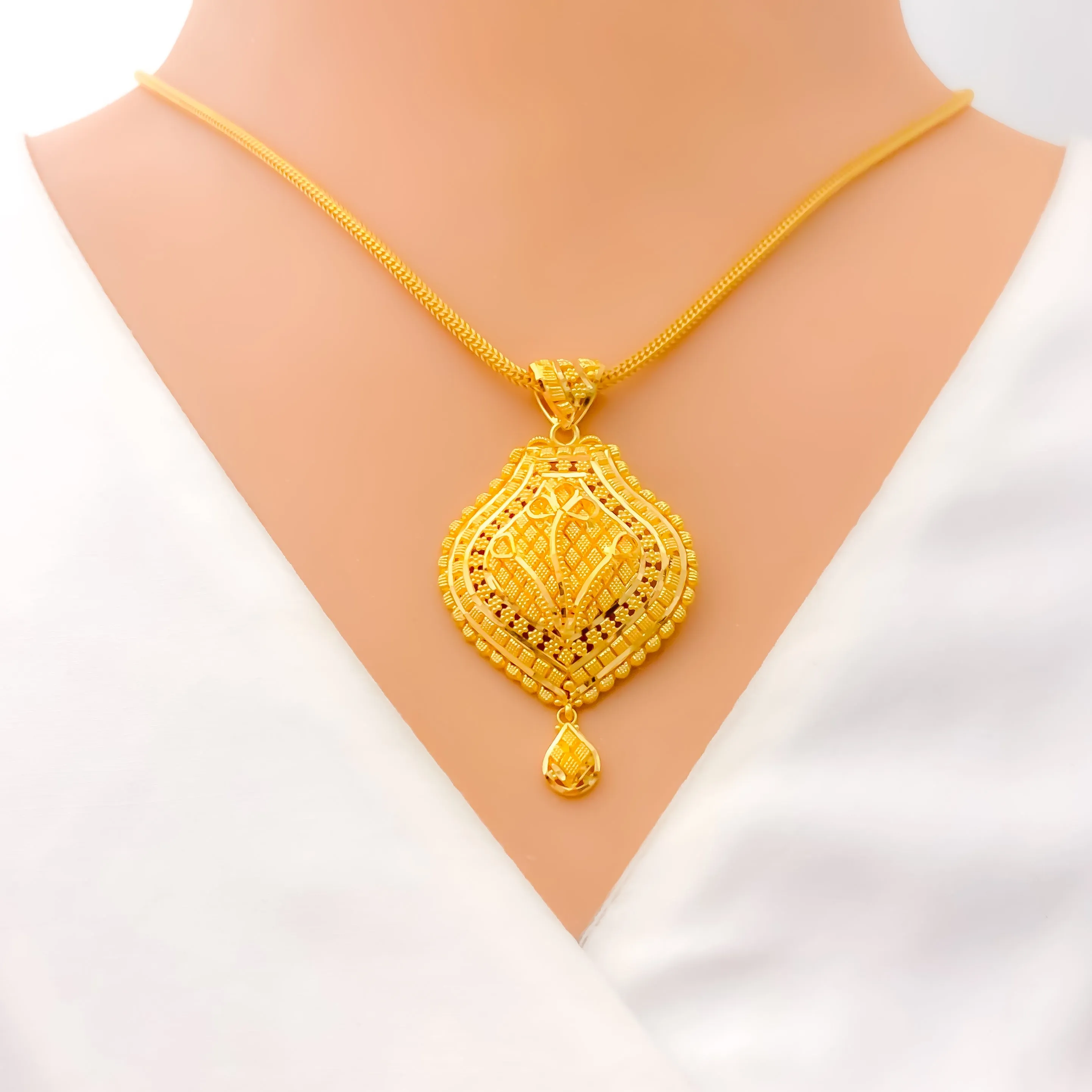 Graceful Floral Checkered 22k Gold Pendant Set