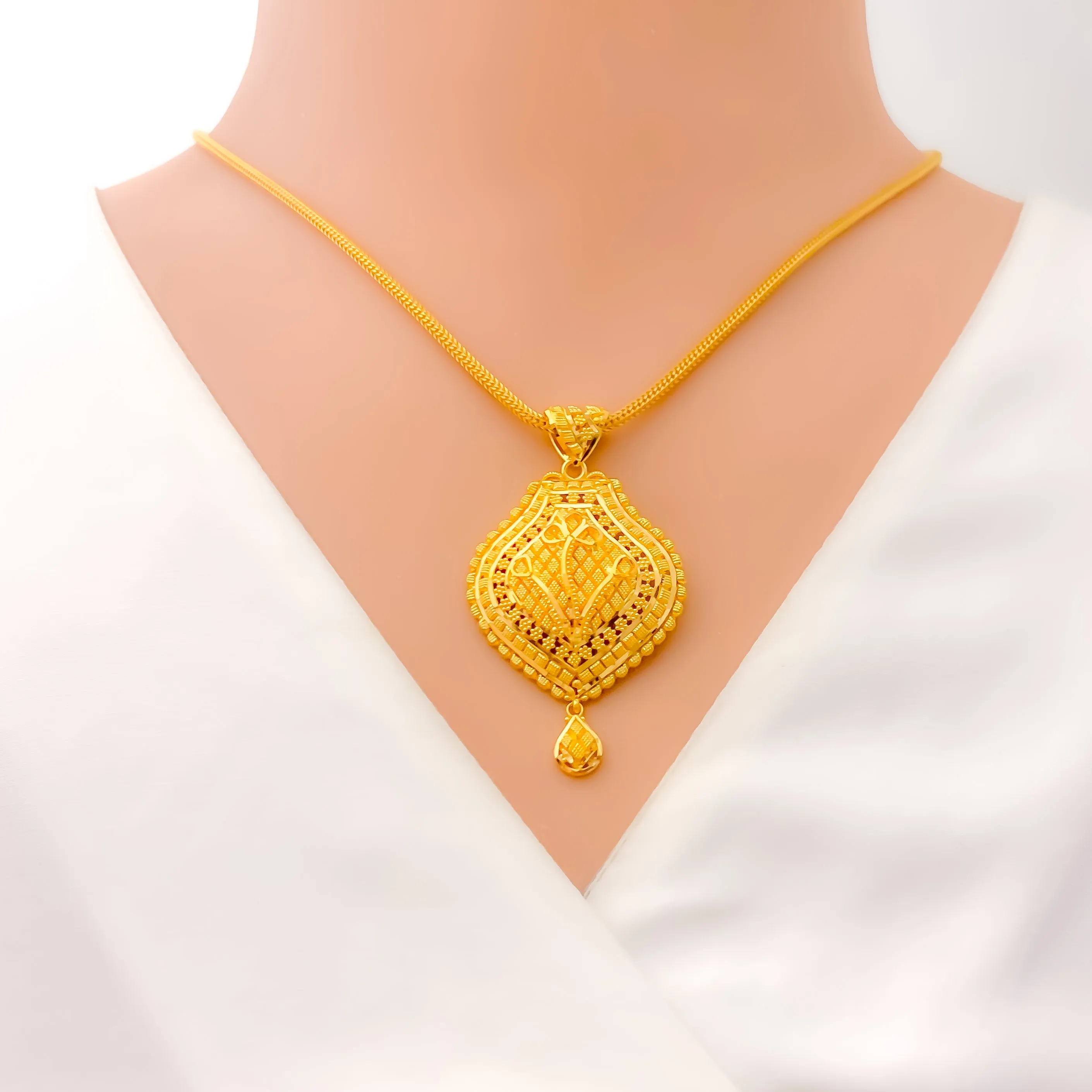 Graceful Floral Checkered 22k Gold Pendant Set