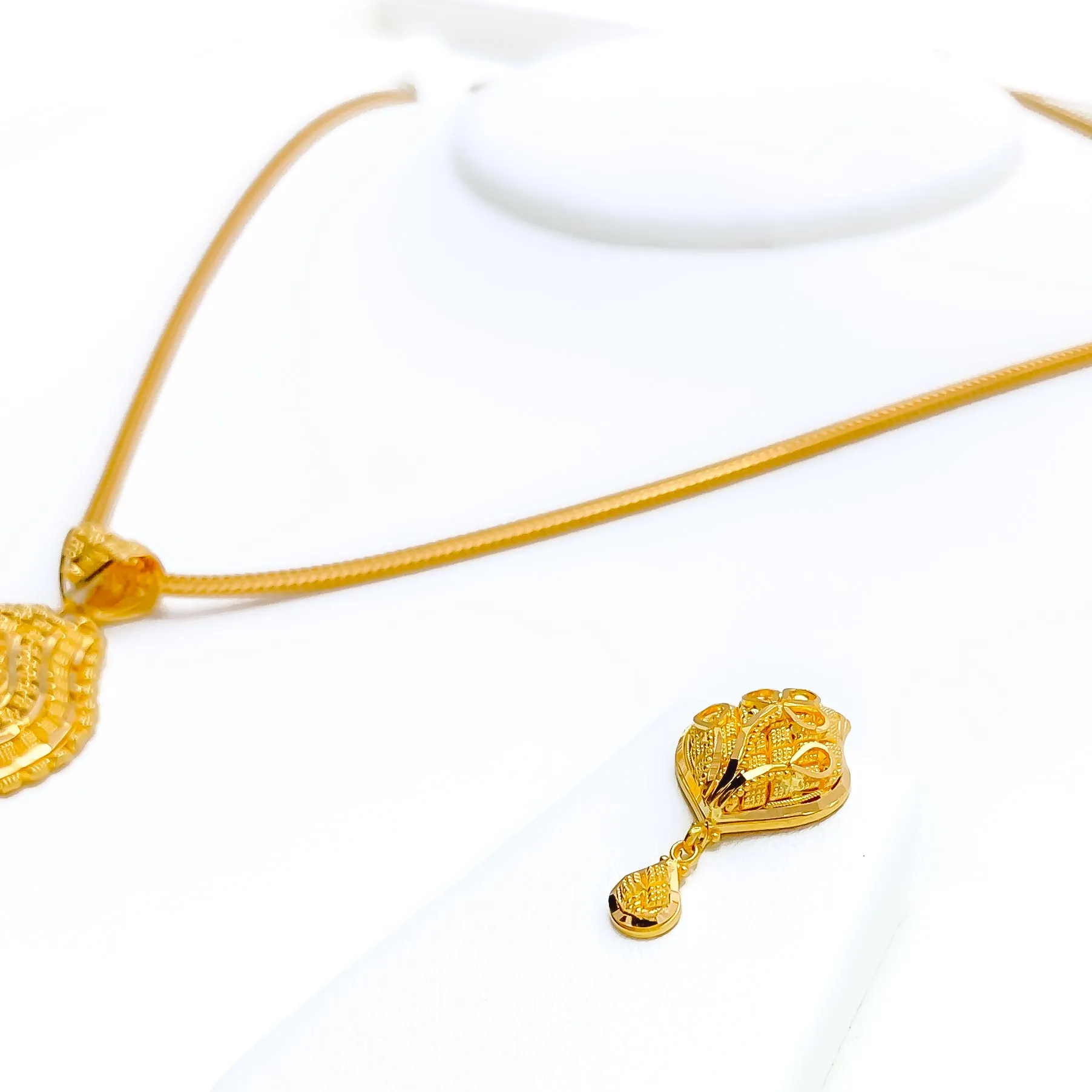 Graceful Floral Checkered 22k Gold Pendant Set