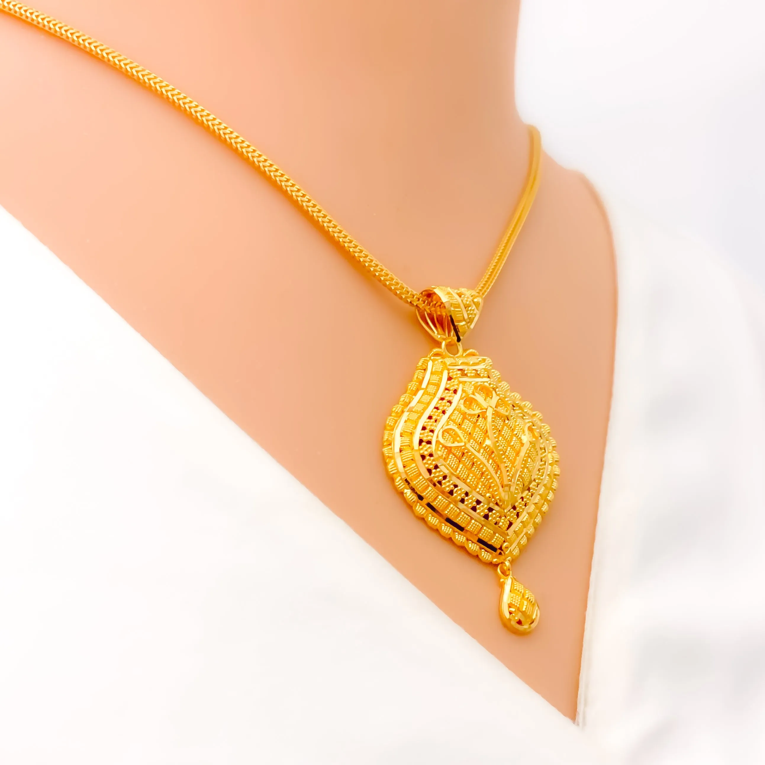 Graceful Floral Checkered 22k Gold Pendant Set