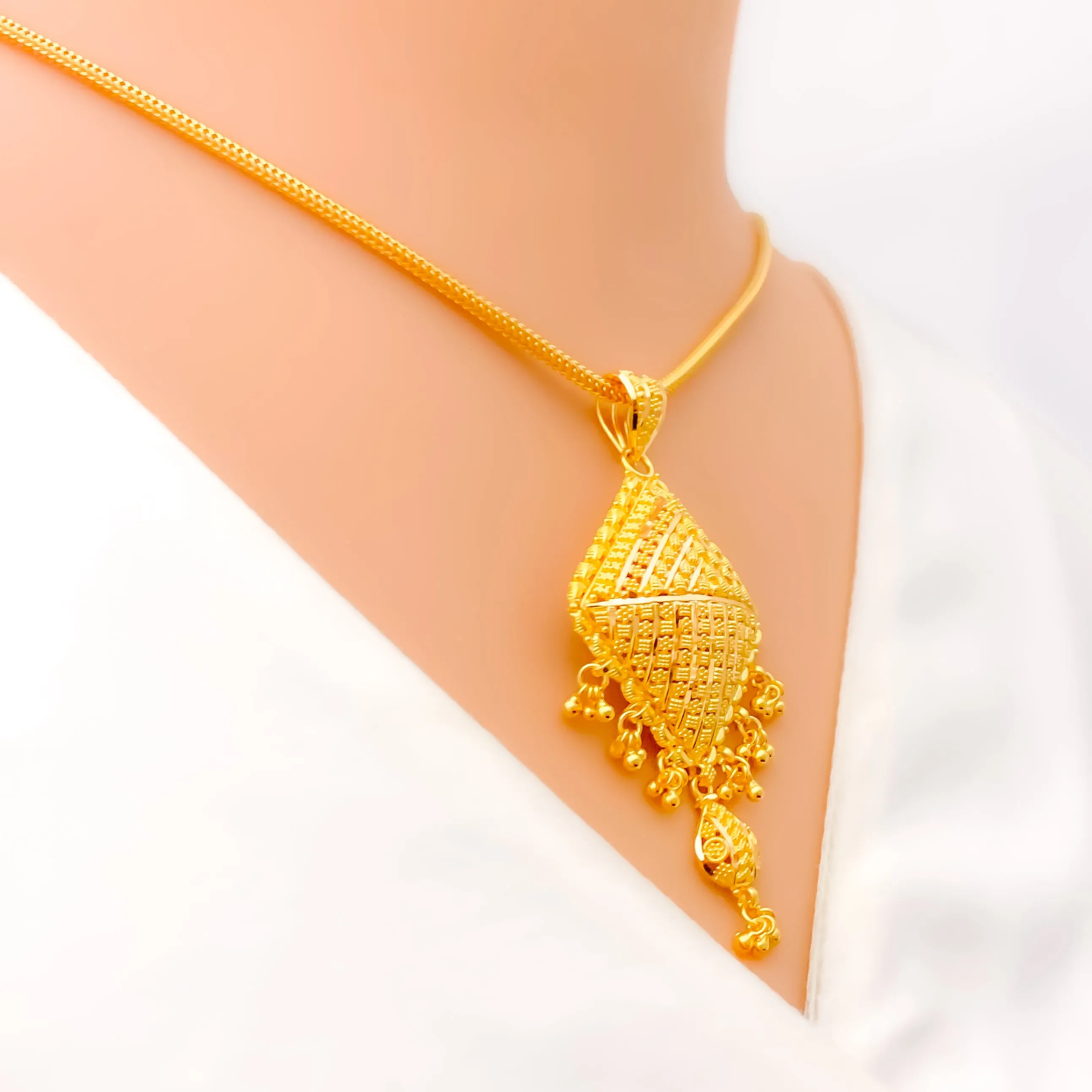 Lavish Twinkling Striped 22k Gold Pendant Set