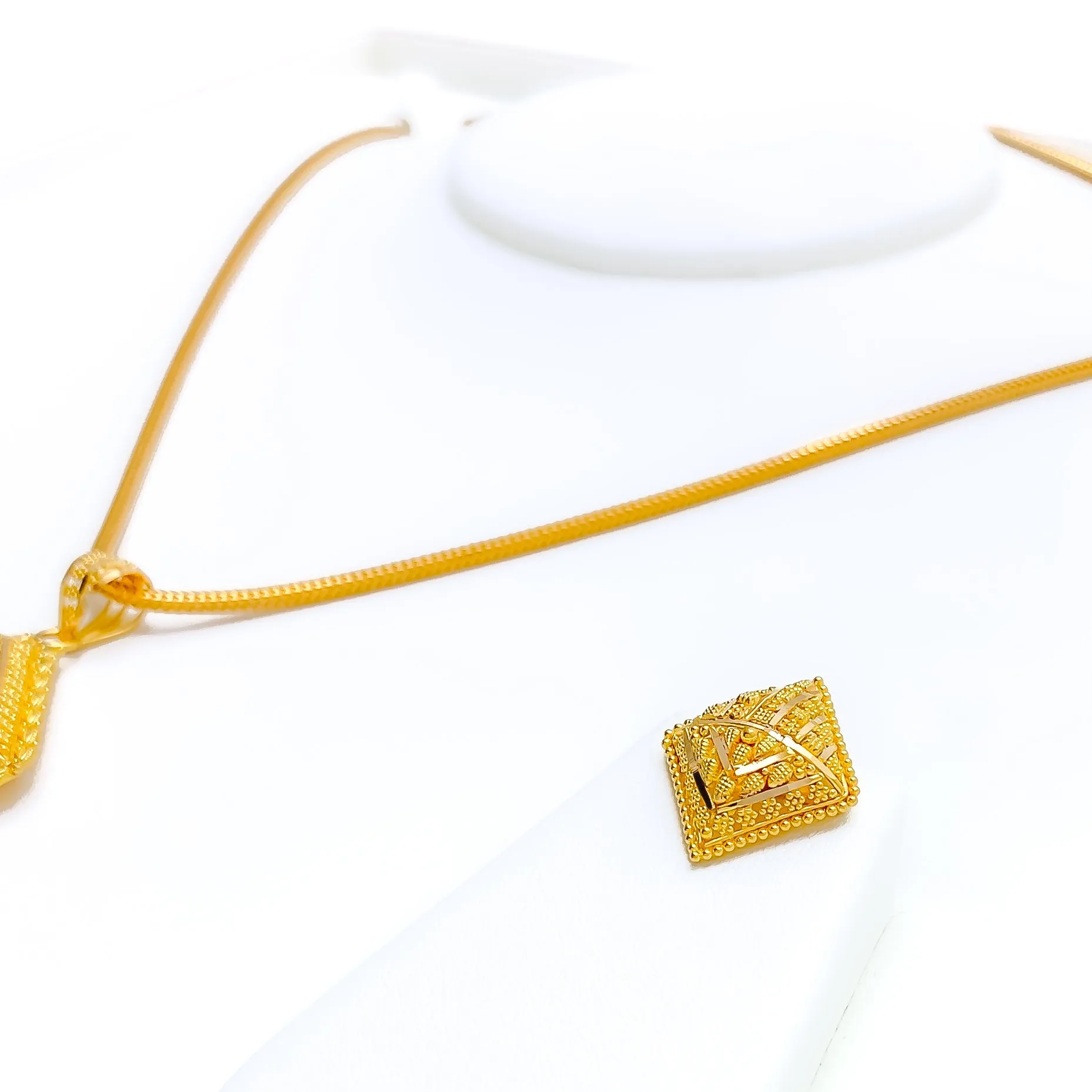 Lavish Twinkling Striped 22k Gold Pendant Set