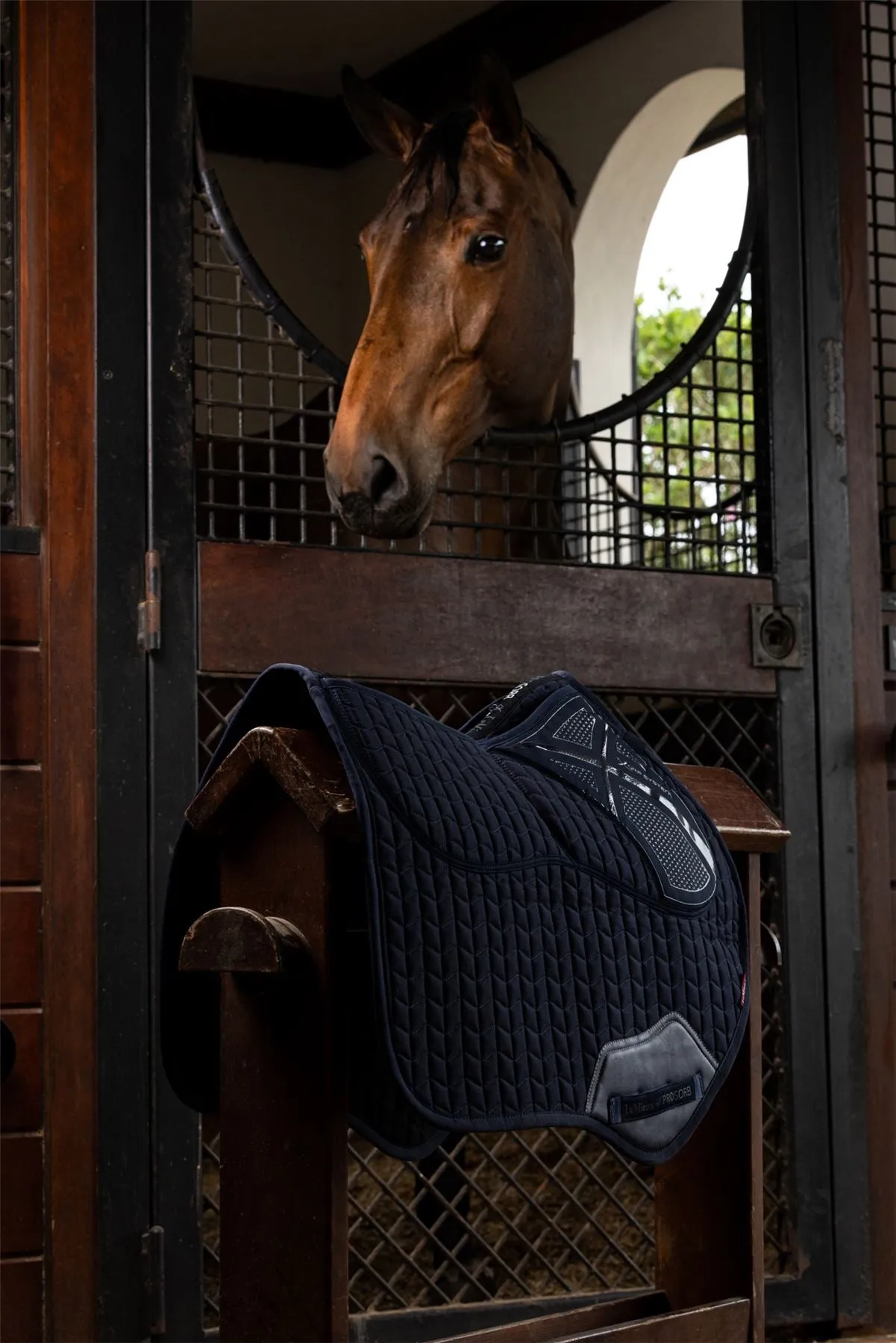 LeMieux ProSorb Plain 2 Pocket Close Contact Square