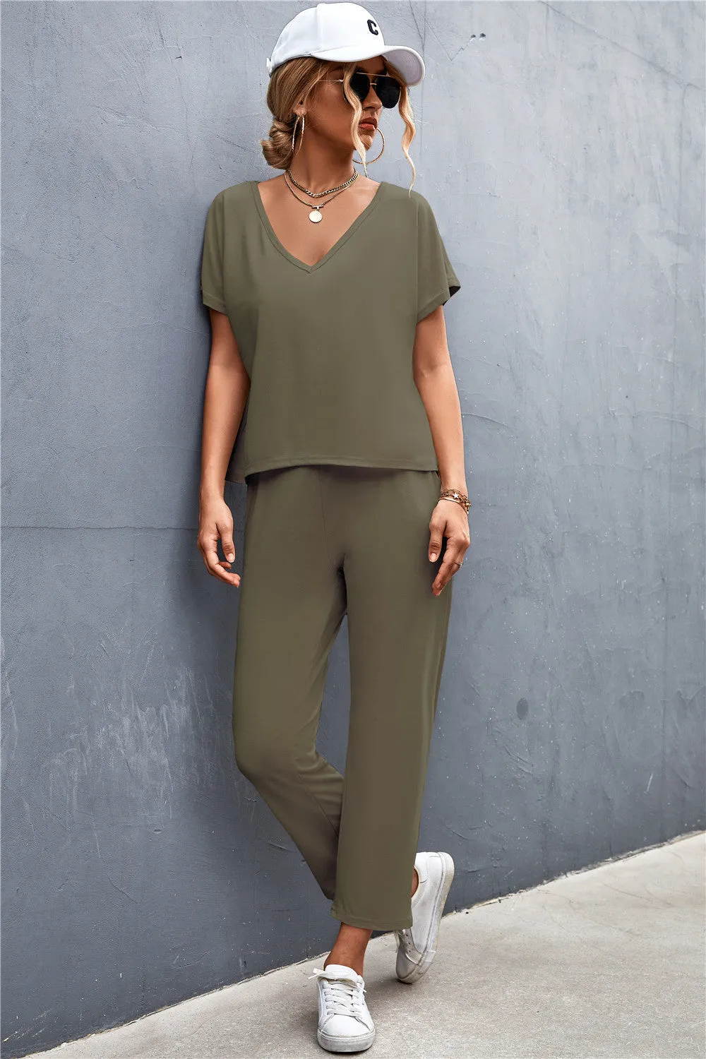Solid Color And V-neck Short Sleeve Sports And Leisure Suit