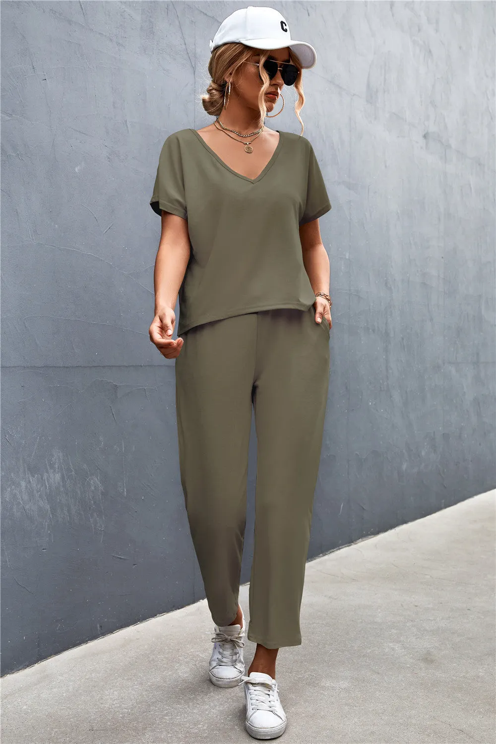 Solid Color And V-neck Short Sleeve Sports And Leisure Suit